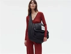 Mads Nørgaard sort puffer skuldertaske på model forfra